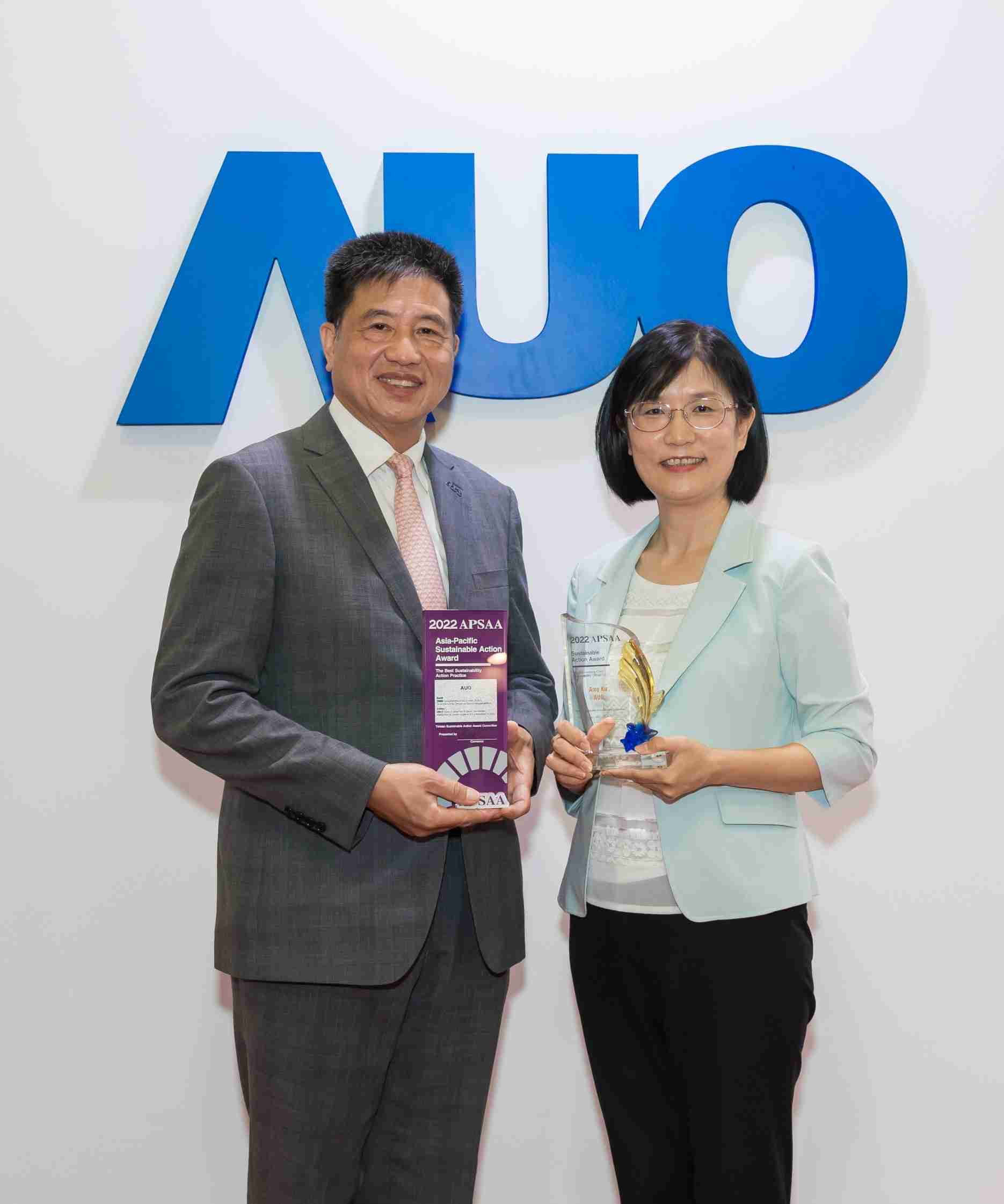 人生就是博长期垫筑永续远景的基石，，透过ESG暨气候委员会逐步实践永续策略蓝图。。。其中，，人生就是博光电永续长古秀华带领团队、、、制定中长期目标，，缔造多面向亮眼表现，，，，获得「顶尖永续长奖」的个人奖殊荣（左：人生就是博光电董事长暨执行长彭双浪，，，右：人生就是博光电永续长古秀华）