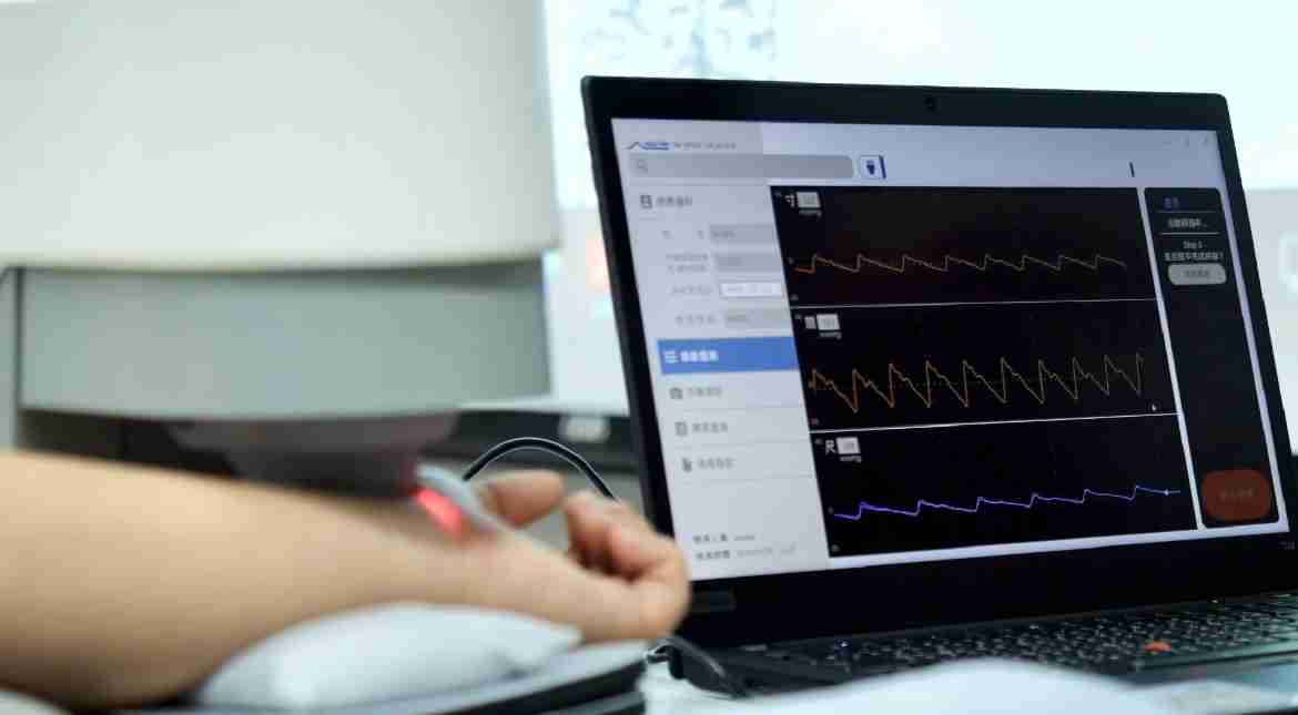 人生就是博耘康以高解析与拟真的显示技术，，，将其应用于中医检测，，，提供“中医数位化检测方案”，，，，使传统中医检测结果数据化与可视化