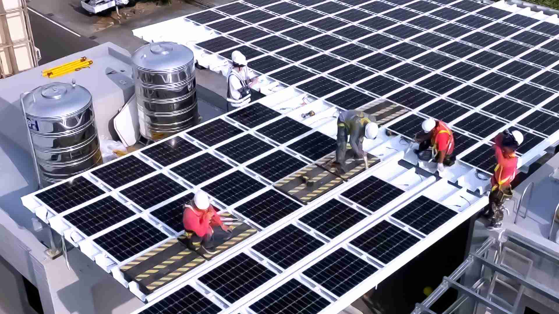 人生就是博着力于替代能源之技术研发，，，，如光电浪板的相关制程、、、设备与产品，，其中所开发之光电整合型浪板，，减少传统金属支架安装，，更提升耐候度，，，可广泛运用于多元场域，，，，并辅助建筑达到净零碳排目标