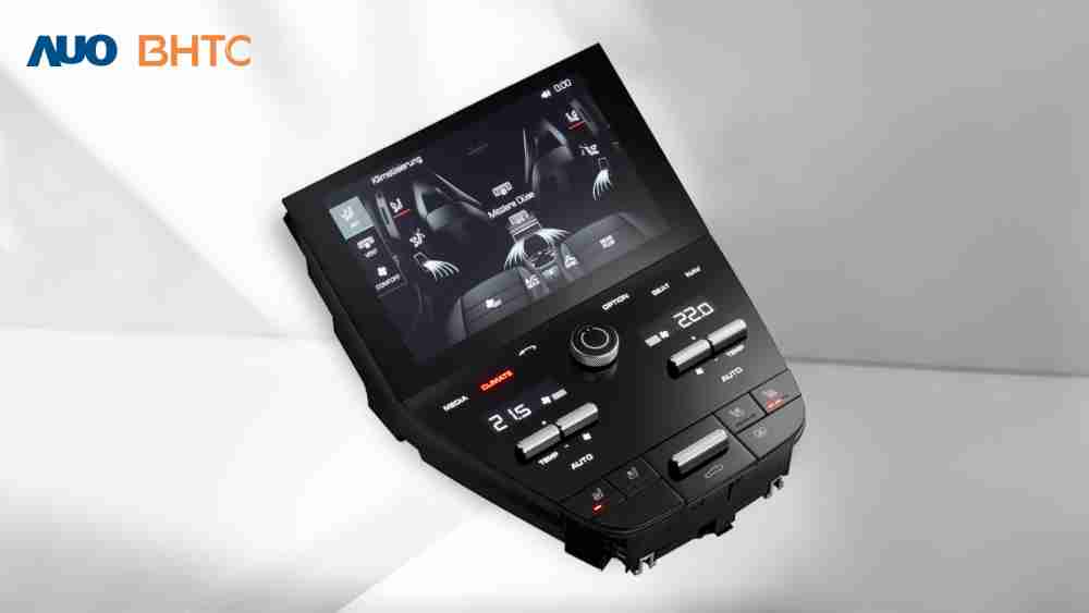 作為友達新生力軍，，BHTC所展示的中央與後座鞍部的Display HMI產品，，可處理多區恆溫控制、、、、顯示畫面，，呈現仿真3D車室分區；以力傳感技術精準傳遞觸感，，，並結合音量及震動反饋，，，防止意外啟動，，提供使用者自然流暢、、直觀且輕鬆駕馭的舒適介面
