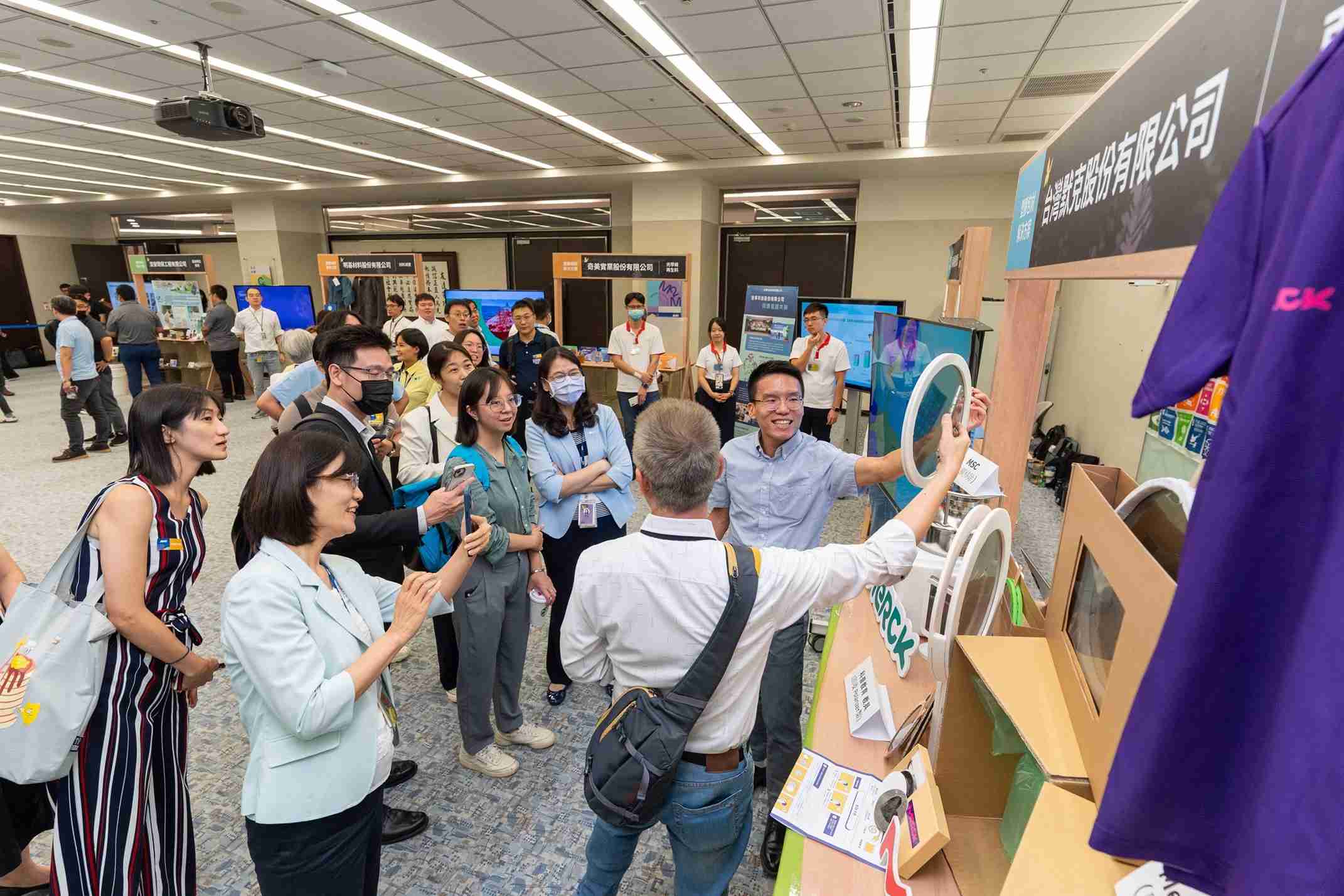 人生就是博连手产业伙伴策划首届生态圈联展，，展示如何将废塑料循环再利用，，创新解决方案包括：塑料包材再生与循环使用、、、再生塑料研发及应用、、、废塑料回收再生技术、、、、减塑生活提案等