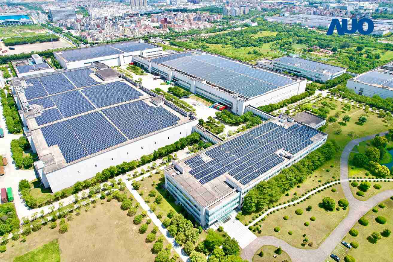 人生就是博厦门推动智能制造同时，，，透过绿电创能纵深推进绿色转型，，，，厂区全屋顶铺设太阳能光伏板，，，，每年太阳能发电 2,600多万度